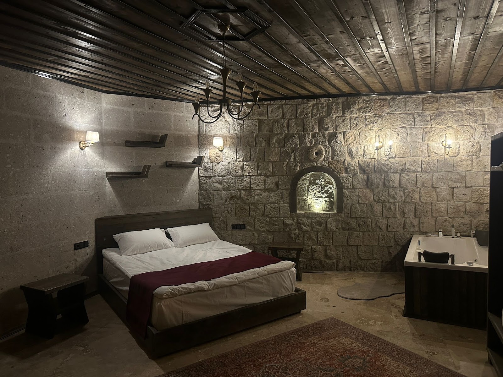 Lara Cave Butik Hotel jakuzili taş süit