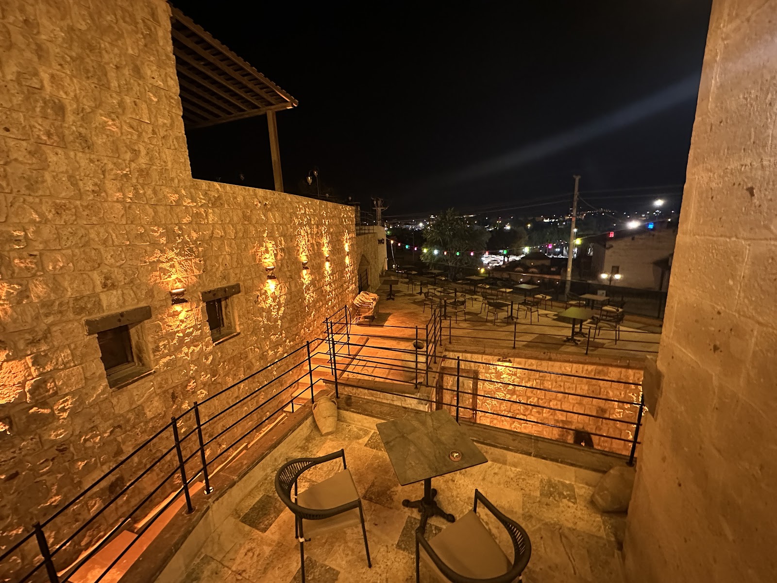 Lara Cave Butik Hotel Avanos manzaralı gece terası